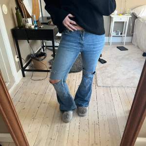 Supersnygga håliga jeans med låg midja och utsvängda ben💛