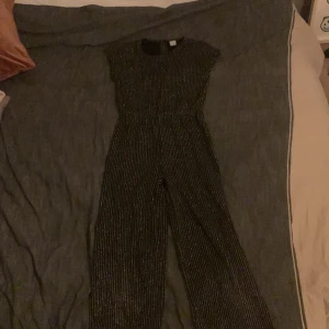 Svart och silvrig pantsuit  - Jag säljer denna för att den är för liten för mig. Jag har bara använt den 3-4 gånger så den är i jättebra skick