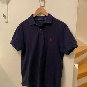 Ralph lauren piké  - Ralph lauren piké i fint skick, storlek M. Passar dig mellan 175-190!