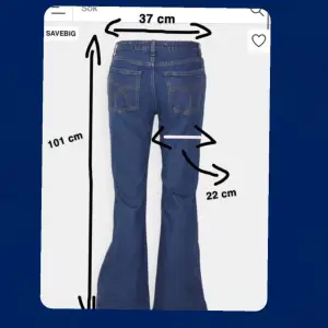Säljer utsvängda lågmidjade jeans, storlek 36. Köpta på zalando för 600kr. Jag är ungefär 165 cm och de är lagom i längden. Använda 2 gånger, mått står på första bilden (inte omkrets).
