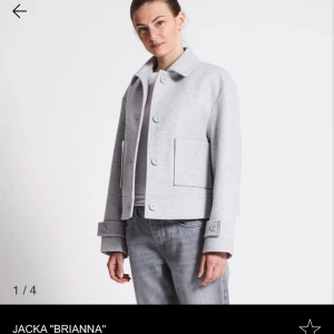 Jacka - Ny skick använd 1 gång,köpt för 400💕