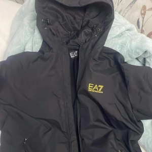 Armani jacka  - En Armani jacka i bra skick  Färg:svart  Storlek: S  Pris 1200kr  Kan även ta emot bytte 