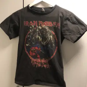 En tshirt med Iron Maiden tryck både fram och bak. Köpt secondhand så jag vet inte var den är ifrån 
