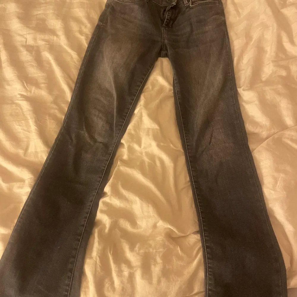 Säljer dessa snygga ltb jeans då de inte passar längre eller kommer till användning, jätte bra skick❤️. Jeans & Byxor.