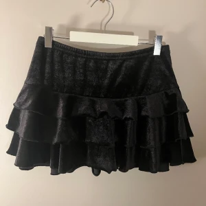 Minikjol från tidigt 00-tal - Minikjol i stretchig sammet från tidigt 00-tal.