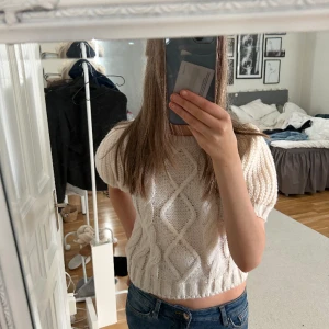 Stickad tröja - Jätte söt och fin stickad tröja som är jätte fin nu till våren💕💕 Skriv om du har några funderingar 🥰🥰