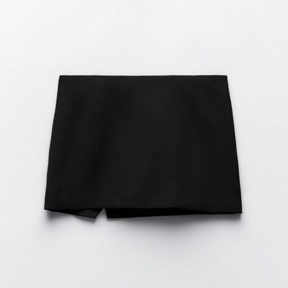Säljer denna super fina svarta kjolen från zara i storlek xs, perfekta svarta kjolen!!😍💞🫶🏼använd endast en gång😊. Kjolar.