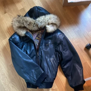 Skinnjacka  - En oversize skinnjacka som inte kommer till användning eftersom den inte sitter så bra på mig. Den är i jätte bra skick och den är bara testad av mig. Skulle gissa att den sitter ganska bra på en M men om man vill ha den oversize skulle den passa S. 