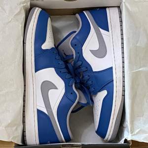 Jordan 1 low true blue i storlek 47, orginellt köpt från Footlocker, använd ett par gånger under sommaren 2023 och är fortfarande i nytt skit.  *kontakta för fler bilder eller frågor*