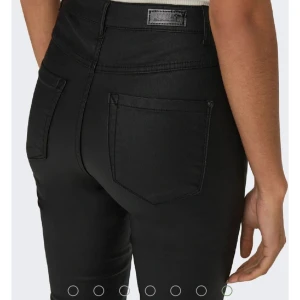 Coated jeans  - Svarta coated jeans från Only.  Nyskick. 