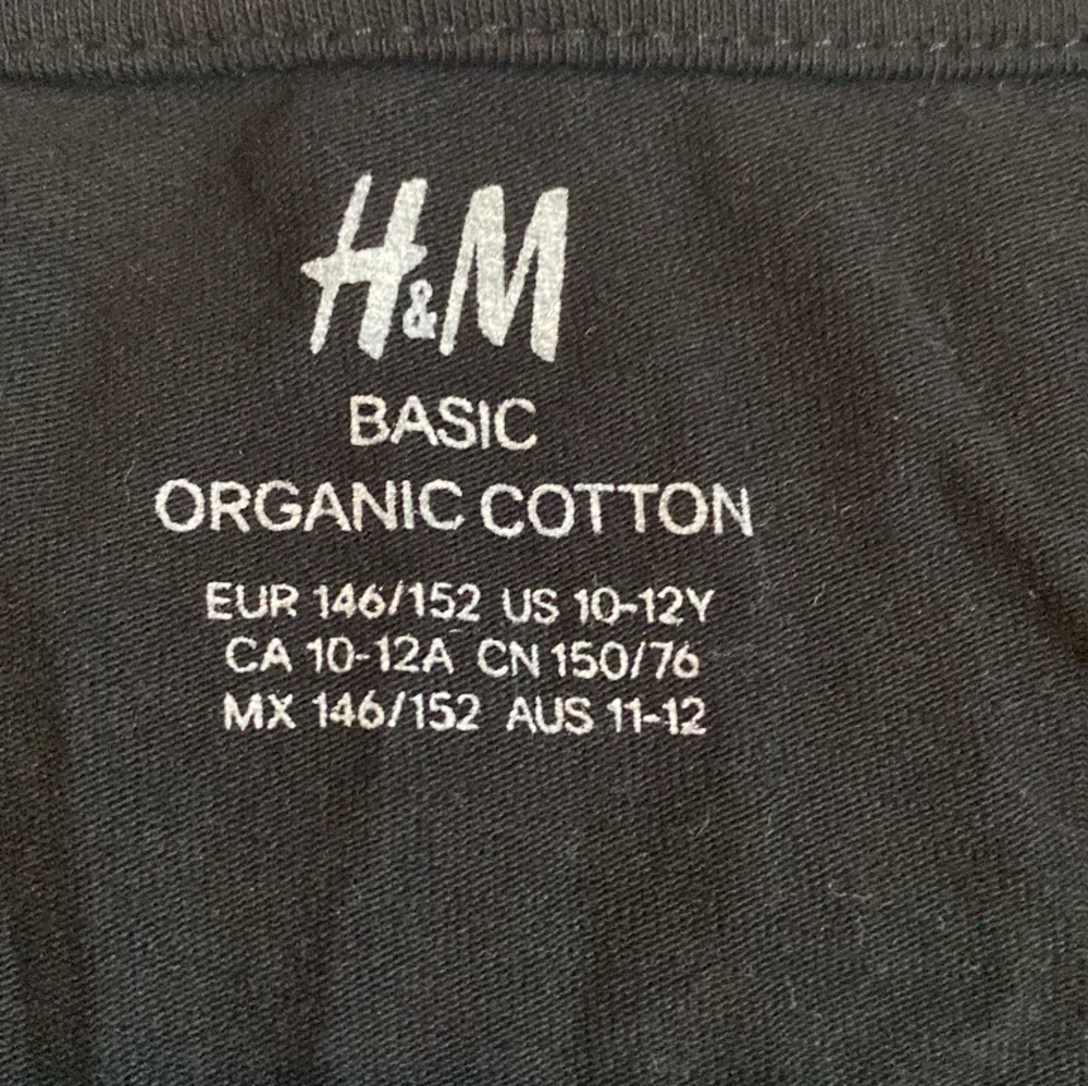 Mycket bra skick, inga hål eller fläckar!  Köpt från: H&M  Storlek: 146/152 Material: 100% bomull . T-shirts.
