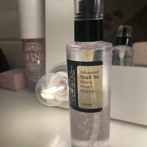 Cosrx snigelslem 💓 - En hudvårdsproduk som från början hade 100 ml men har använts till hälften så att det nu är ca 50ml kvar!❤️ innerhåller snigelslem