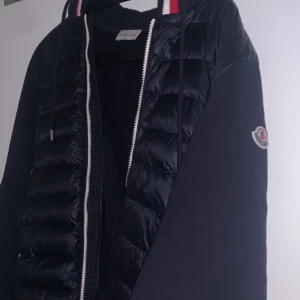 Moncler cardigan  - Hej, säljer min feta jacka den är i nyskick knappt använd säljer eftersom den ej passar längre den är i storlek 2 passar bra runt 165-175 för fler frågor hör av er🙌🏽