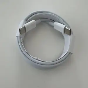 USB-C laddkabel, bra för dig som vill slippa korta sladdar då den här är två meter lång, och även för dig som är trött på att vänta på din mobil att ladda fullt då den här kan kopplas till snabbladdare som laddar mobilen jättesnabbt !! Länd: 2-meter 