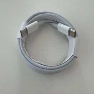 65W Usb-c till Usb-c 2 meter kabel **SNABBLADDARE** - USB-C laddkabel, bra för dig som vill slippa korta sladdar då den här är två meter lång, och även för dig som är trött på att vänta på din mobil att ladda fullt då den här kan kopplas till snabbladdare som laddar mobilen jättesnabbt !! Länd: 2-meter 