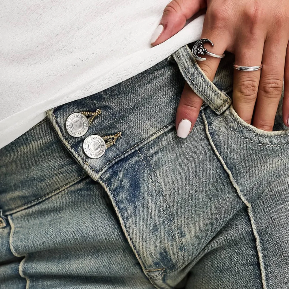 Säljer dessa populära jeansen från berskha då de inte kommer till användning🫶🏽 De har gått sönder lite vid  en av grejerna som man sätter skärp igenom men har sytt tbx den så det är inget som syns🥰 (se tredje bilden) Annars i bra skick🫶🏽. Jeans & Byxor.