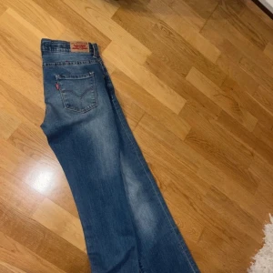 Low bootcut Levi’s jeans  - Säljer nu ett par bootcut jeans från Levi’s då dom inte passar mig.  Jeansen är egentligen i barn strl men skulle säga att dom passar Xs och troligen S men är märkta med strl 16. De är bara använda 1 gång så super fint skick. Modellen är 715  🤍💕✨