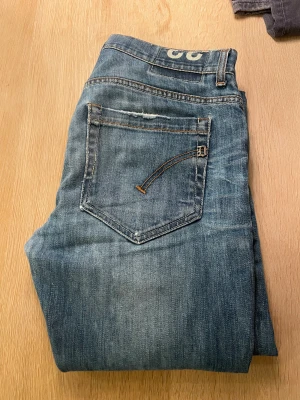Dondup Jeans - Säljer nu mina riktigt snygga Dondup då jag inte riktigt använder dom längre. De är i riktigt fint och ligger på ett riktigt fint pris oxå.  Nypris ca 3 lök