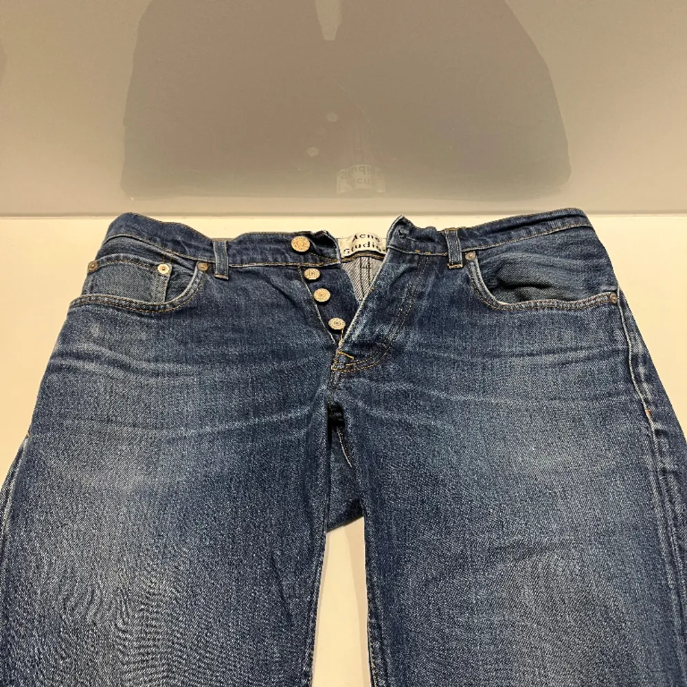 Ett par mörk blåa acne jeans skick 8/10 inga tydliga flaws har slim fit dom passform . Jeans & Byxor.