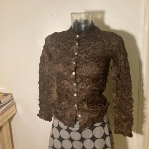 Plisserad skjorta - Plisserad skjorta av franskt märke. Storlek s.