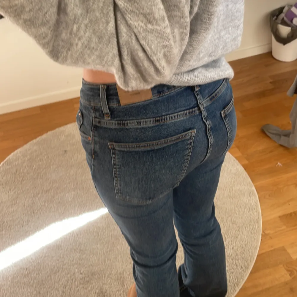 Mörkblåa lågmidjade bootcut jeans i superbra skick använda ca 2-3 gånger. Stretchiga och sköna i midjan. Midjelängd 36 cm. Innerbenslängd 76 cm. Själv är jag 160 cm och de är lite för långa. +frakt!💗. Jeans & Byxor.