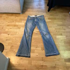 Ett par vintage jeans från crocker som är omsydda till bootcut/flare fit. I bra skick förutom att dem är slitna längst ner och hål i fickorna (dock inget som syns såklart). Skulle säga att dem är storlek 31/32 ungefär.
