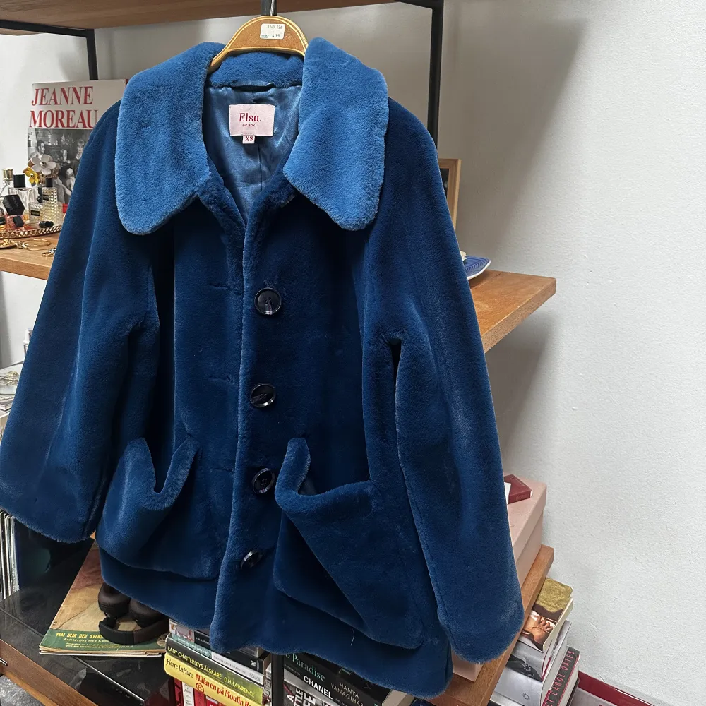 Blå supermjuk fuskpäls kappa från Elsa Hosks kollektion för BikBok, använd 1 gång. Storlek XS. . Jackor.