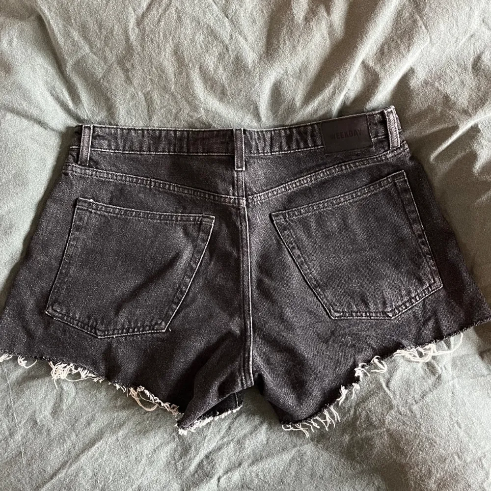 lowwaist shorts från weekday me slits på sidorna, använda men inga defekter . Shorts.