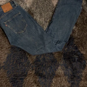 Levis 501 - Snygga jeans från levis i modellen 501 som jag säljer då de blivit för små för mig. Hör av dig vid frågor eller likande!