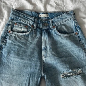 Straight Jeans - Dessa jeans sitter väldigt fint och har ett fint fall över fötterna eller om man har skor. Dock köpte jag en lite för liten storlek så dem är knappt använda.
