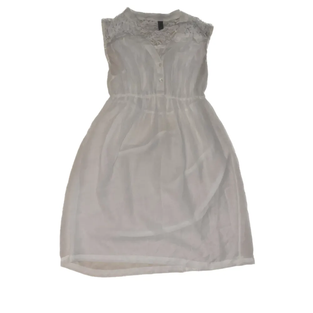 En fin vitt somrig klänning med spets i ryggen . Klänningar.