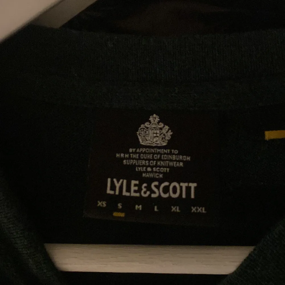 Fin lyle & scott tröja i fint skick säljer för att den inte längre passar, Tröjan är i storlek S.  Skriv vid frågor eller funderingar. . Tröjor & Koftor.