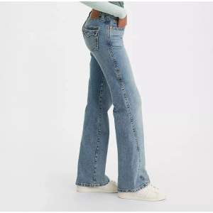 Ljusblåa Levis Bootcut jeans, använt fåtal gånger och är i bra skick. Storlek 24. 