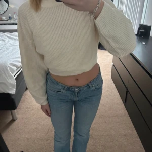 Vit stickad tröja  - En kortare stickad tröja. Använd fåtal gånger, den är sann i storleken och skön att ha på sig!