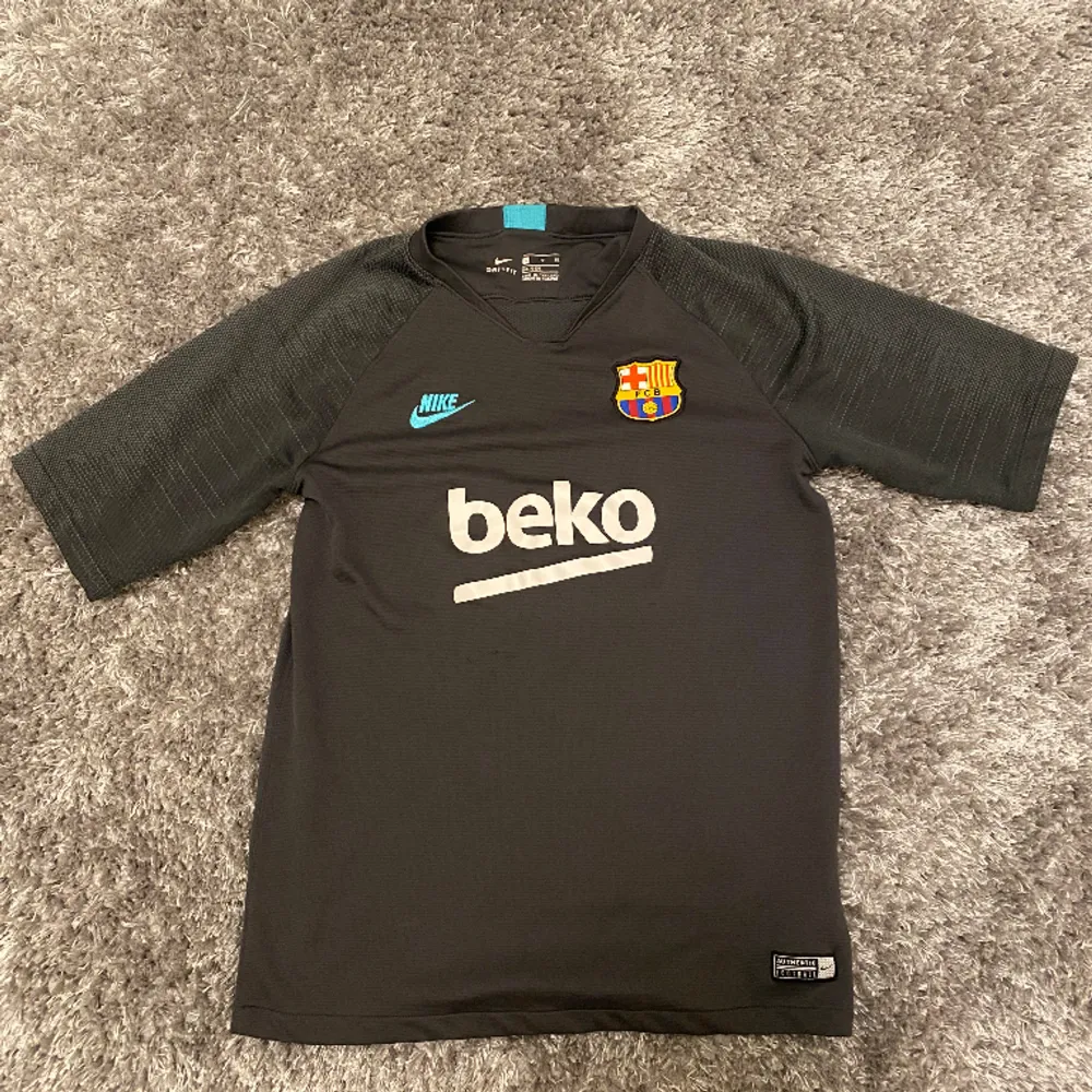 Barcelona fotbolls t-shirt, köpt på XXL för länge sedan. Gammal model och ganska sällsynt. T-shirten är för dig som är från 158-170 cm lång.. T-shirts.