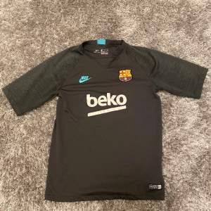 Barcelona fotbolls t-shirt, köpt på XXL för länge sedan. Gammal model och ganska sällsynt. T-shirten är för dig som är från 158-170 cm lång.