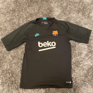 Barcelona tränings t-shirt - Barcelona fotbolls t-shirt, köpt på XXL för länge sedan. Gammal model och ganska sällsynt. T-shirten är för dig som är från 158-170 cm lång.
