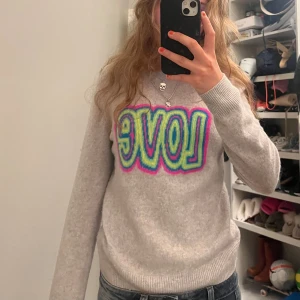 From future tröja - VÄRLDENS finaste och coolaste from future tröja som inte säljs längre! Inga defekter och är så färgglad och snygg 100% cashmir 😍