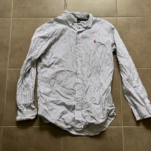 Ralph Lauren skjorta - Säljer nu denna snygga Ralph Lauren skjortan för ett riktigt fint pris. Skjortan är classic fit Skick: 9/10. Nypris: 1299kr