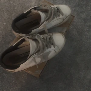 Golden goose  - Hej jag säljer mina Golden goose då jag har köpt ett par andra skor. Skick är 8/10. Box får man. Ny pris 5300 typ. säljer för 2899.