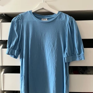 Blå super fin t-shirt 💙 - En fin t-shirt från vero Moda som säljs pågrund av ej användning. Nypris 180 säljer den för 80 kronor. Aldrig använd i väldigt fint skick, hör av er vid frågor eller funderingar!! 💙🫶🏻Den är storlek M men skulle även passa S. 