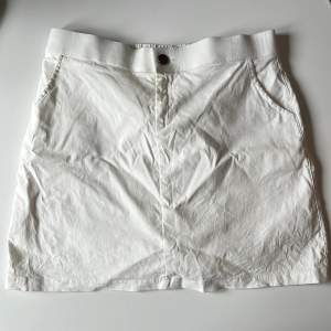 Miniskirt i stretchigt material, med inbyggda shorts. Ny skick! 