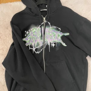 Zip Hoodie  - Aldrig använd. Säljer allt jag inte använder då jag ska flytta om 1 dag och behöver bli av med saker så fort som möjligt. Det som inte blir sålt kommer jag att slänga. 