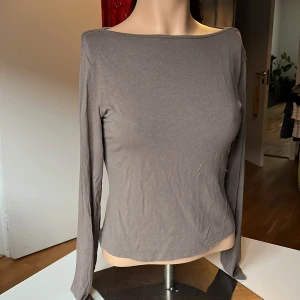 Tröja  - Köpt vintage, mjukt skönt material. Bra skick! Avklippt nedtill 