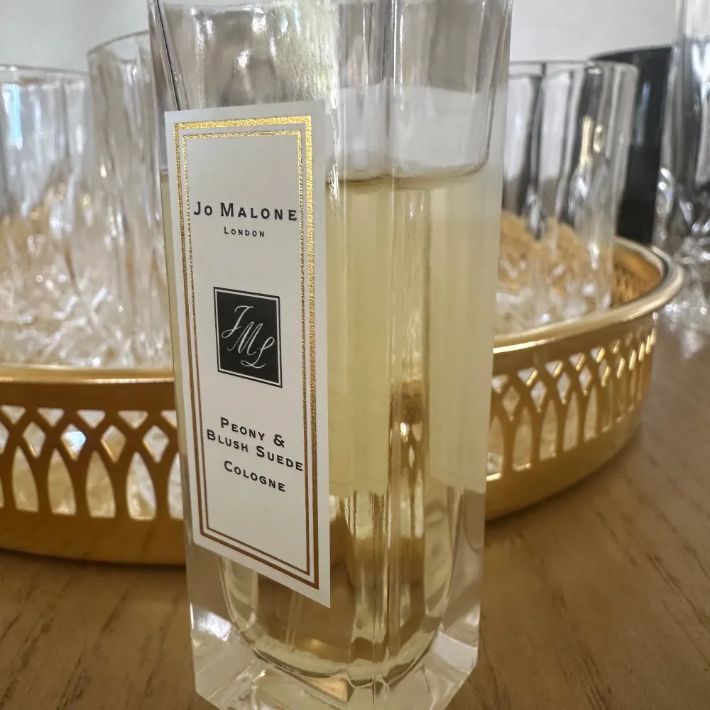 En blommig doft från jo Malone som endast är lite använd. Parfym.