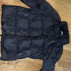 Stone island jacka - Storlek L men sitter bra på mig som är 183. Använt den väldigt mycket men skicket är fortfarande okej. 