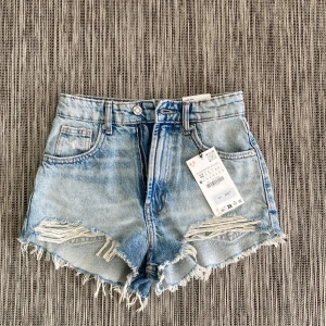 Jeans shorts  - Jätte fina oanvända jeans shorts från zara. Helt nya. Säljs för att dom inte passa!!