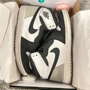 Jordan 1 High OG bleached coral  - Jordan 1 High OG bleached coral i bra skick med svarta, rosa och vita skosnören samt original box. Om ni har frågor är det bara att kontakta mig.