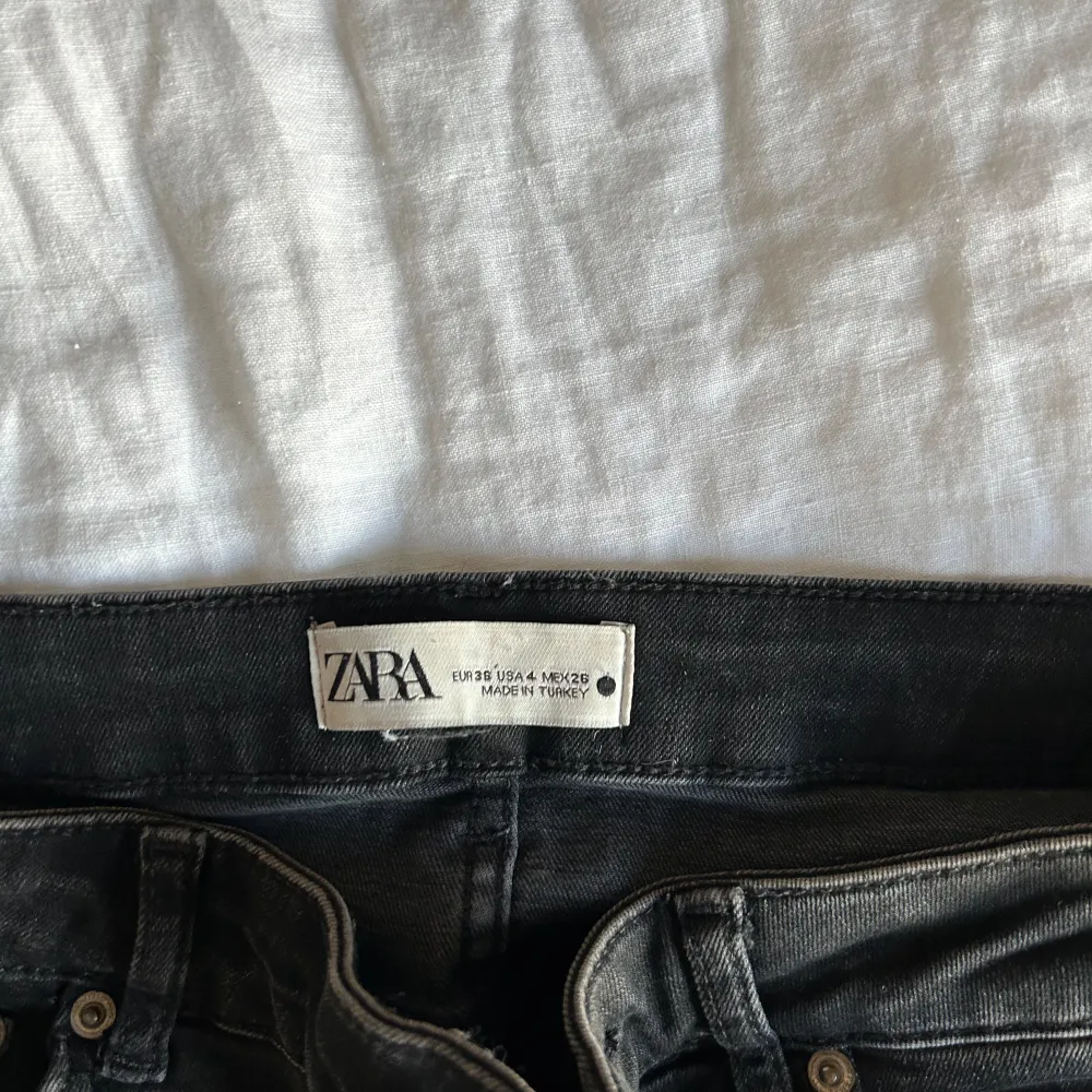 Svarta Bootcut Jeans från Zara i bra skick! . Jeans & Byxor.