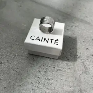 Säljer en silver ring från Cainté  Storlek 14.5mm Aldrig använd!